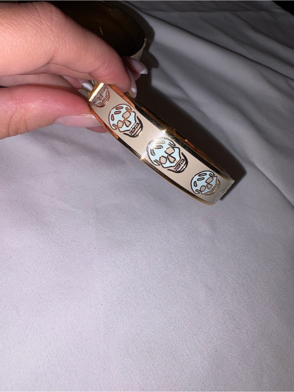 Alexander McQueen Cream and Gold Skull Enamel Bangle Set - Picture 5 of 11